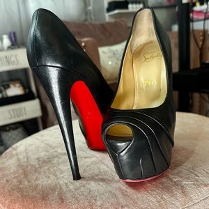 Christian Louboutin Iconic Red Sole CLEAN bottoms!